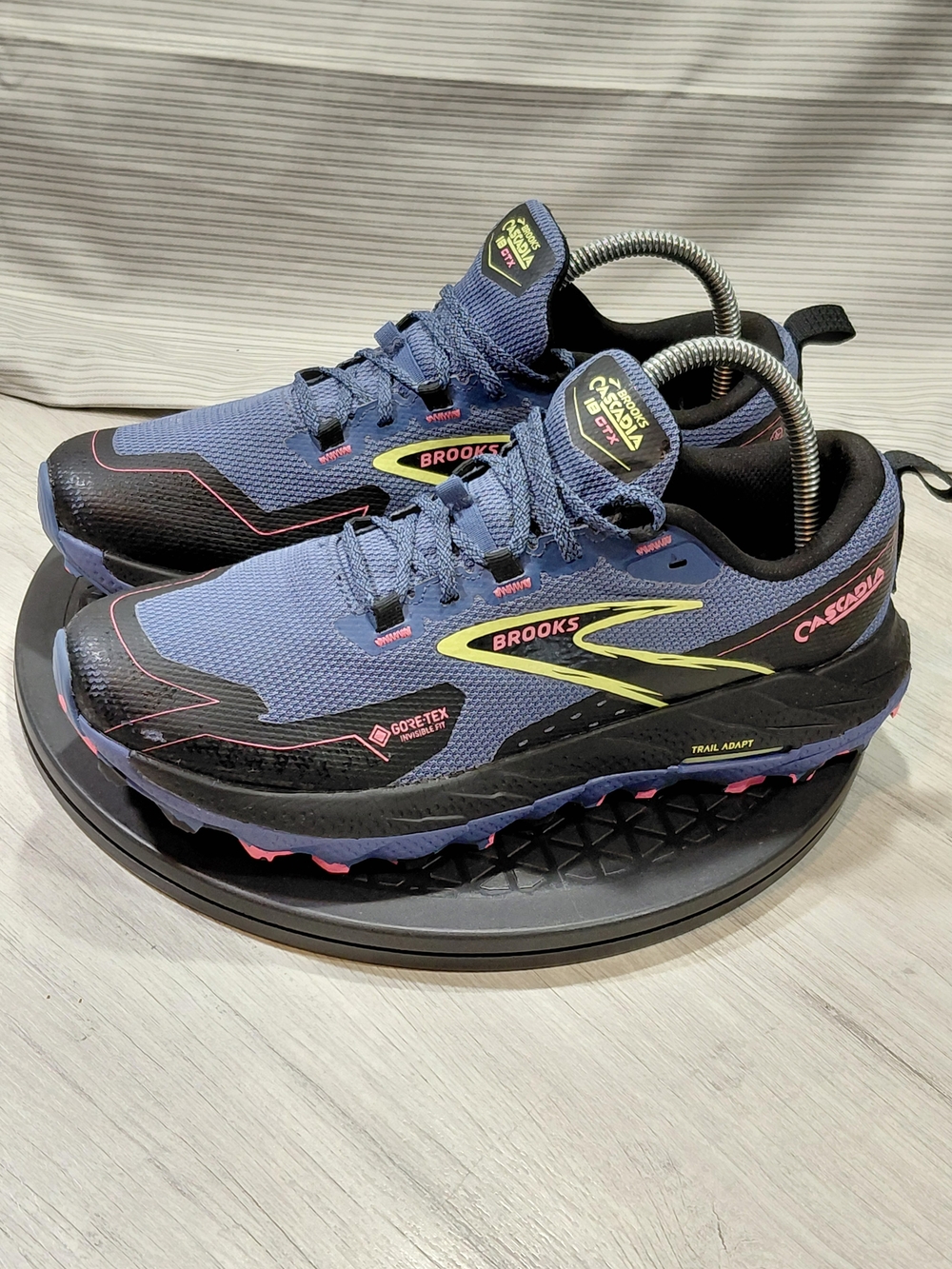 Brooks Womens Cascadia 18 GTX Trail Running Shoes GORE-TEX Purple Black SIZE 9